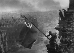 Raising_a_flag_over_the_Reichstag_(original)2.jpg